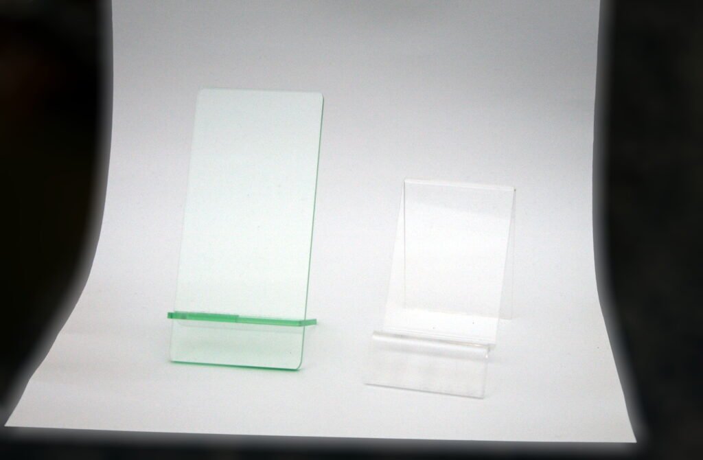 Ảnh thật kệ/giá đỡ điện thoại acrylic để bàn - Wikimedia Commons CC BY-SA 3.0